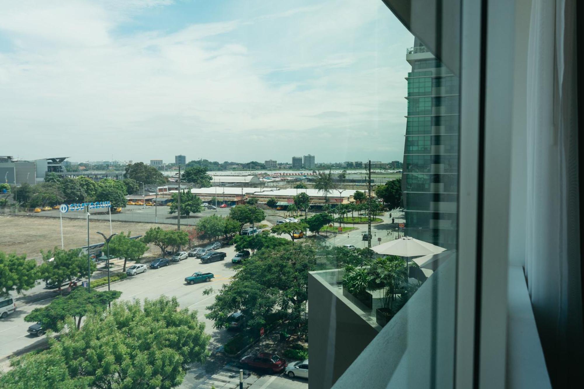 Holiday Inn Guayaquil Airport By Ihg Luaran gambar View of the station from the nearby hotel