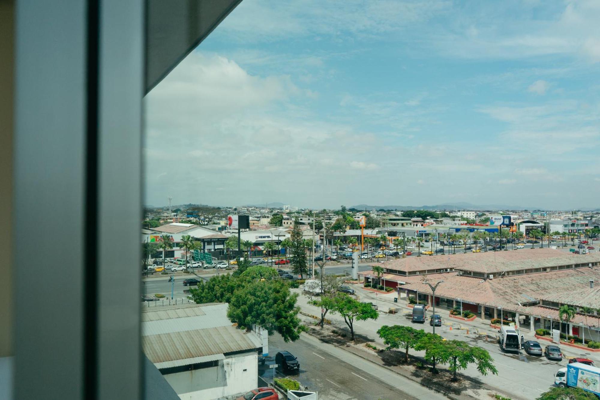 Holiday Inn Guayaquil Airport By Ihg Luaran gambar View of the city from the hotel
