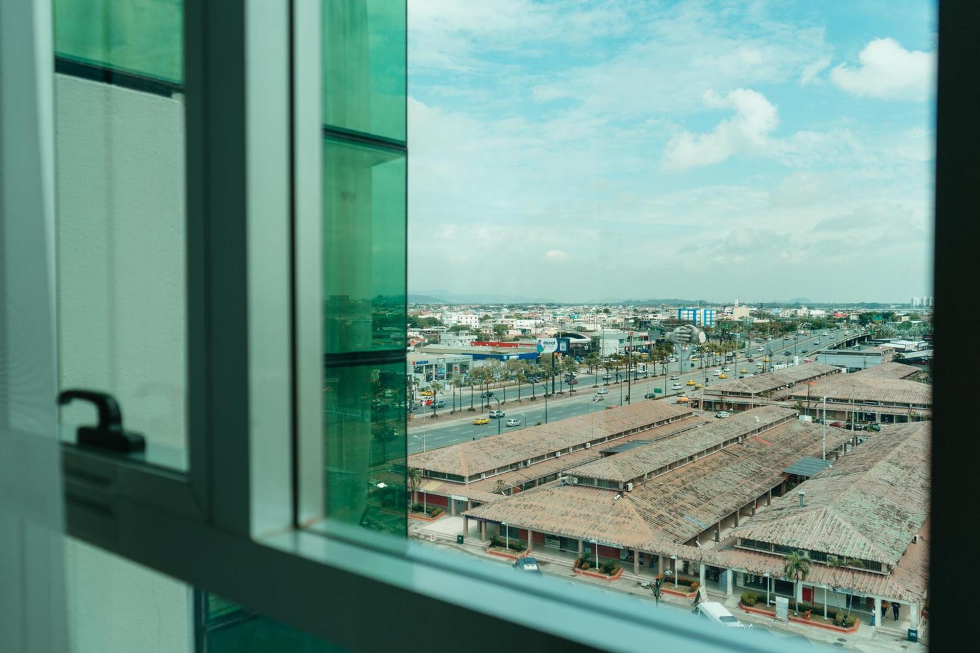 Holiday Inn Guayaquil Airport By Ihg Luaran gambar View of the airport from the hotel