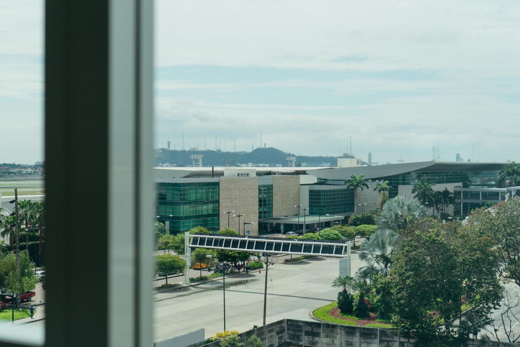 Holiday Inn Guayaquil Airport By Ihg Luaran gambar View of the airport from the nearby hotel