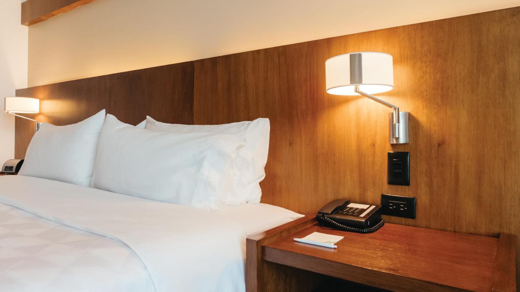 Holiday Inn Guayaquil Airport By Ihg Luaran gambar A wall-mounted light