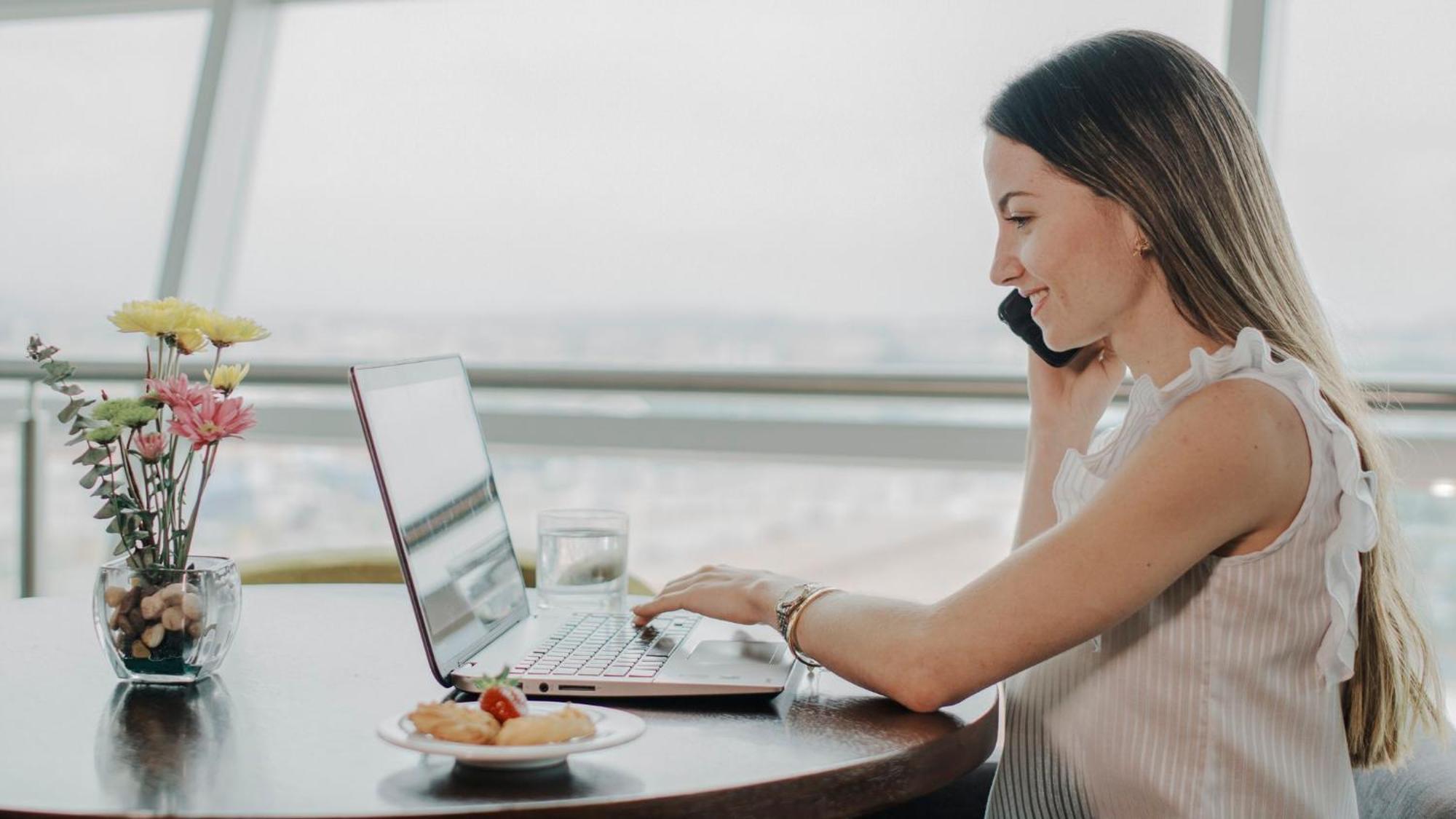Holiday Inn Guayaquil Airport By Ihg Luaran gambar A woman working from home
