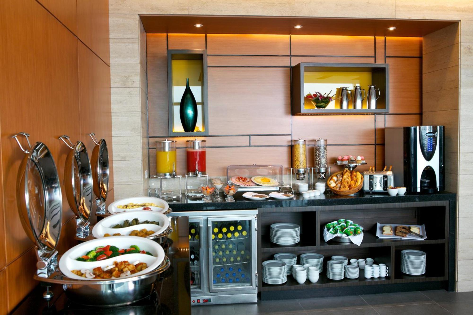 Holiday Inn Guayaquil Airport By Ihg Luaran gambar A buffet at a hotel