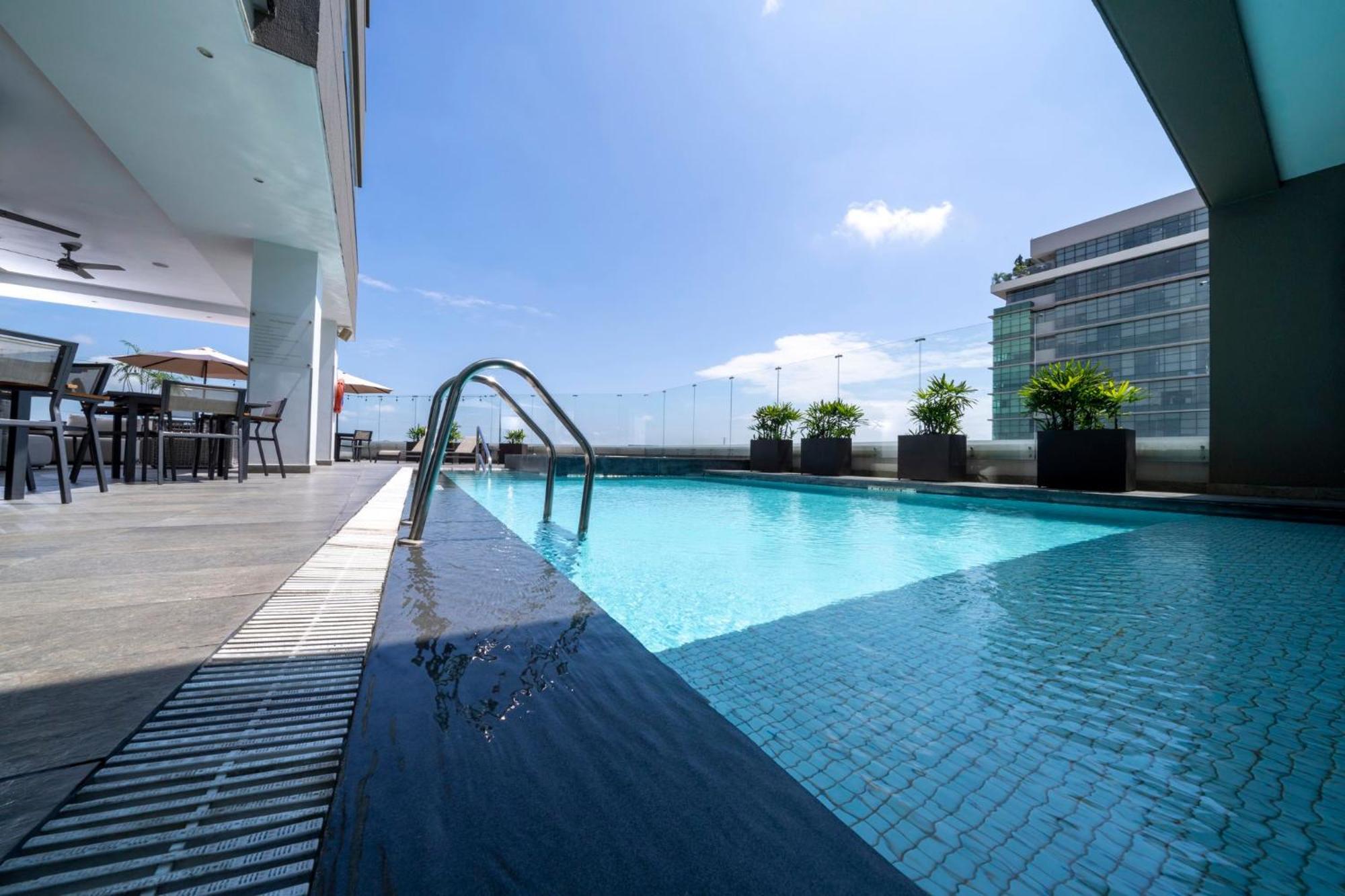 Holiday Inn Guayaquil Airport By Ihg Luaran gambar The swimming pool at the 33rd floor of the hotel